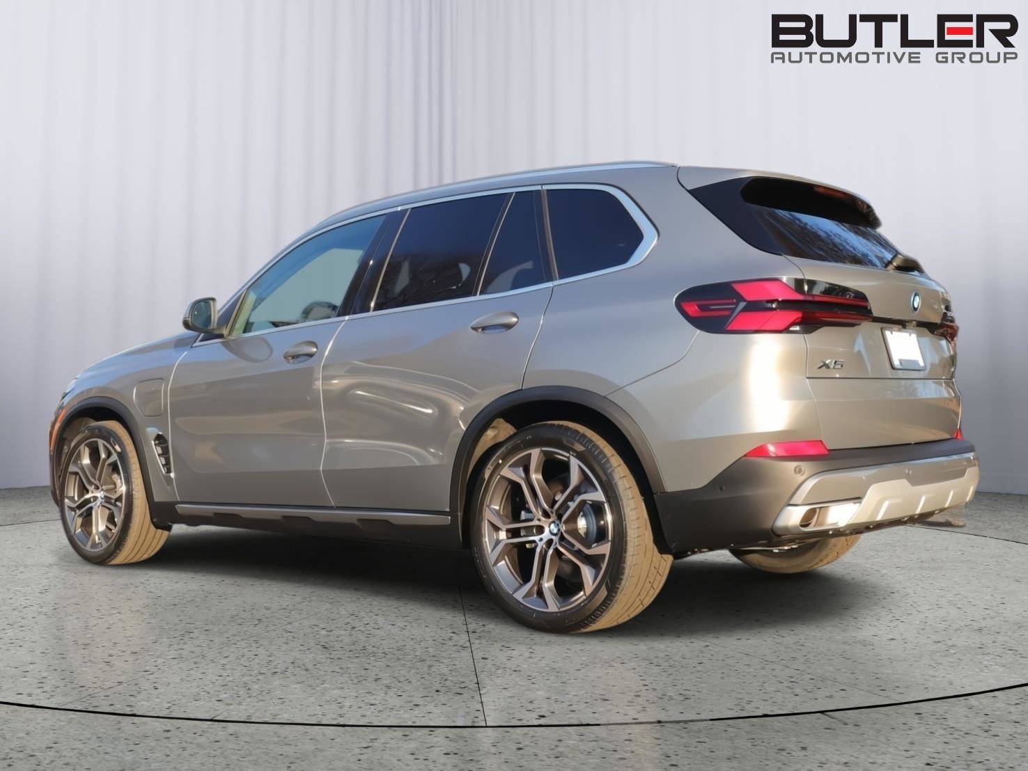 New 2026 BMW X5 xDrive50e w/ Premium Package AWD/4WD image 4