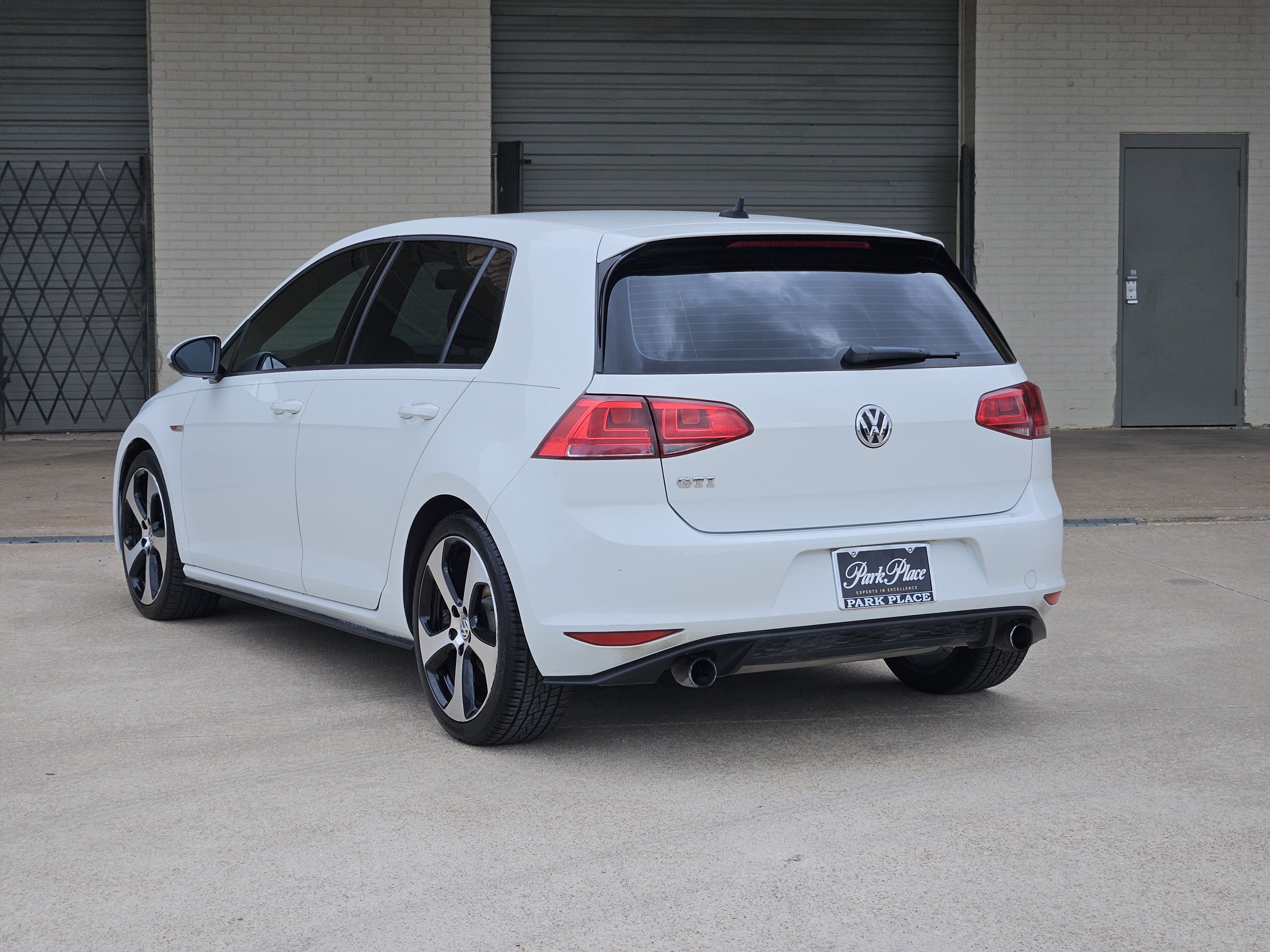 Used 2017 Volkswagen Golf 4-Door FWD image 6