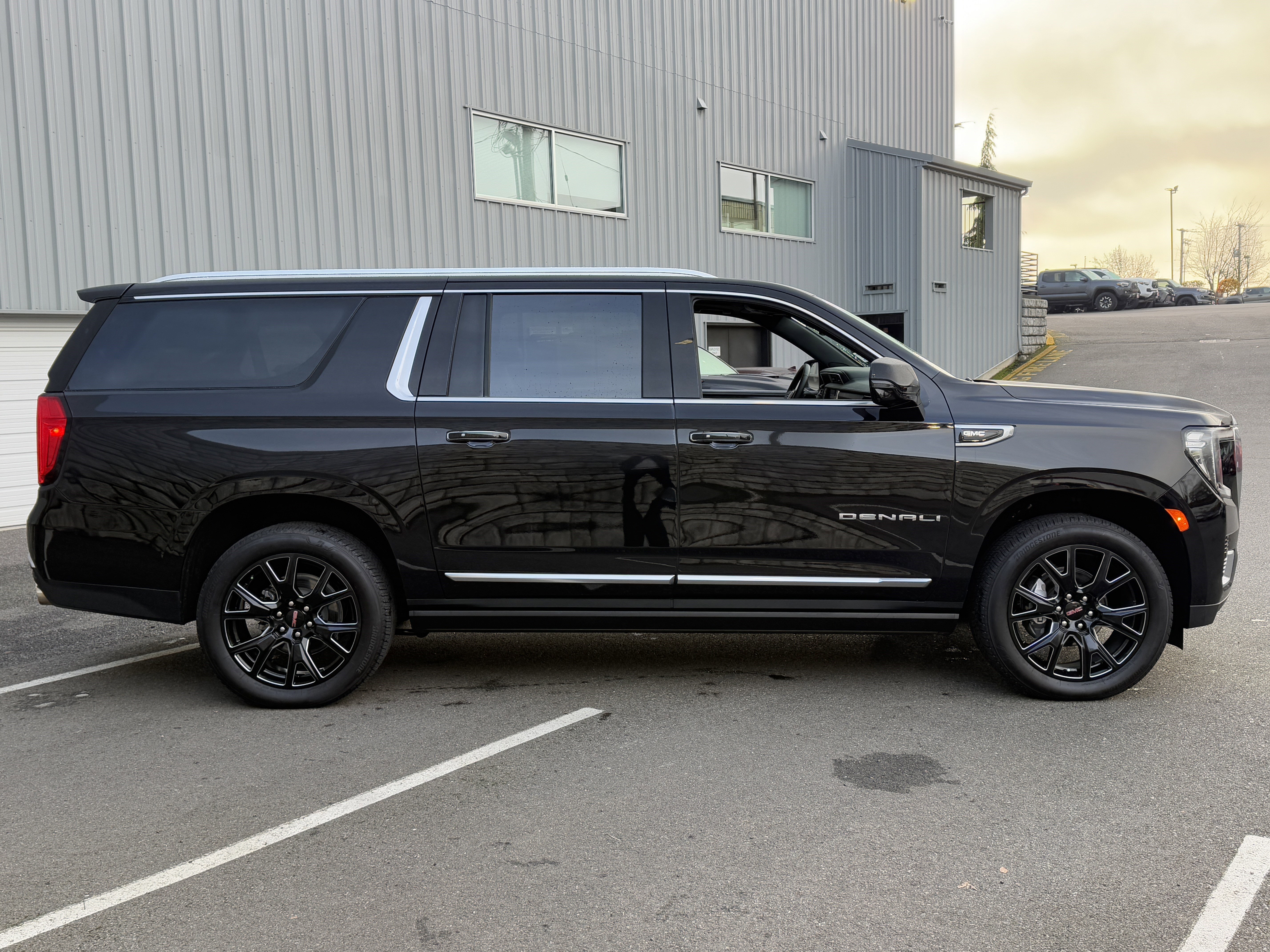 Used 2023 GMC Yukon XL Denali image 6
