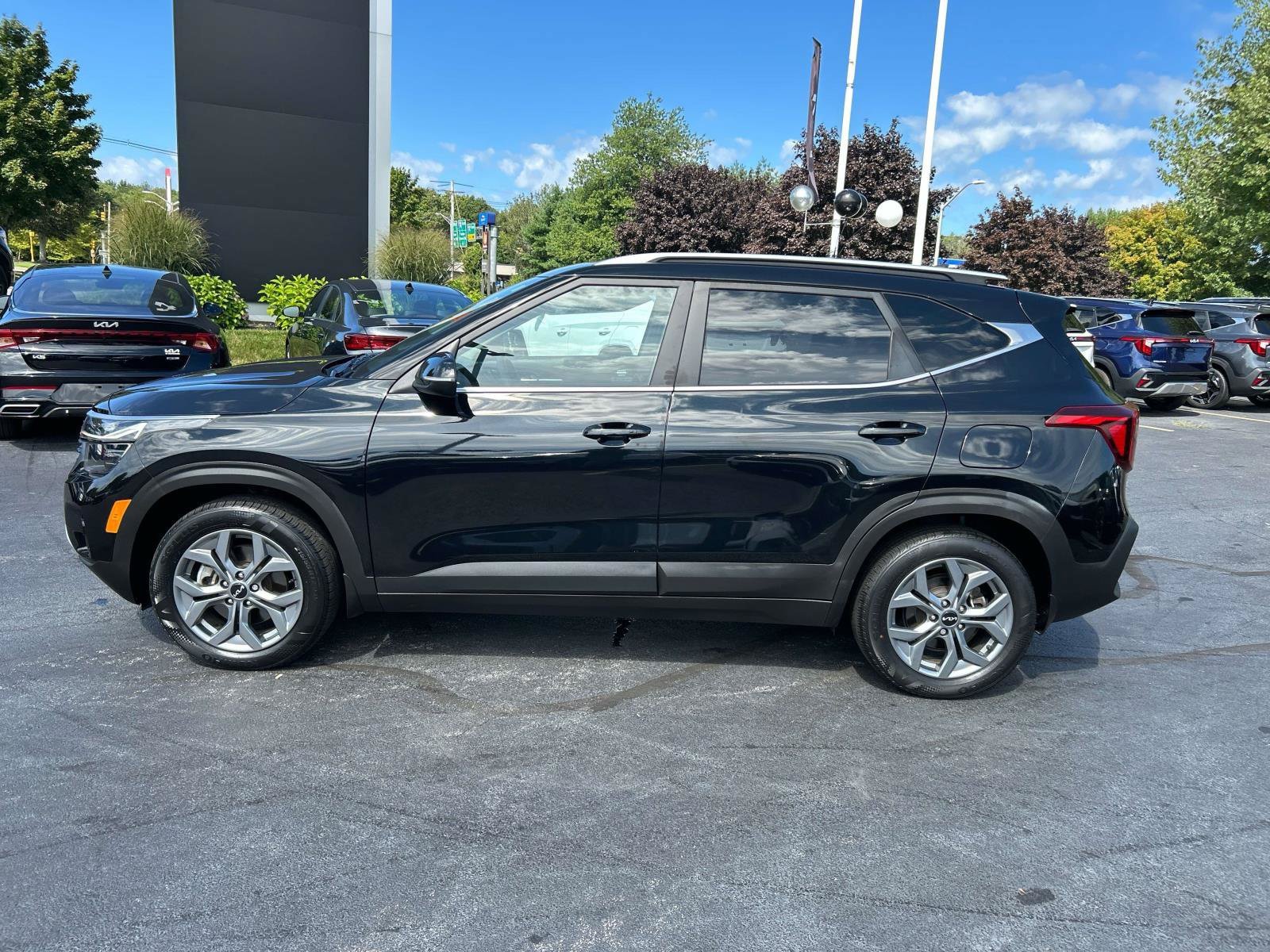Used 2024 Kia Seltos S AWD/4WD image 2
