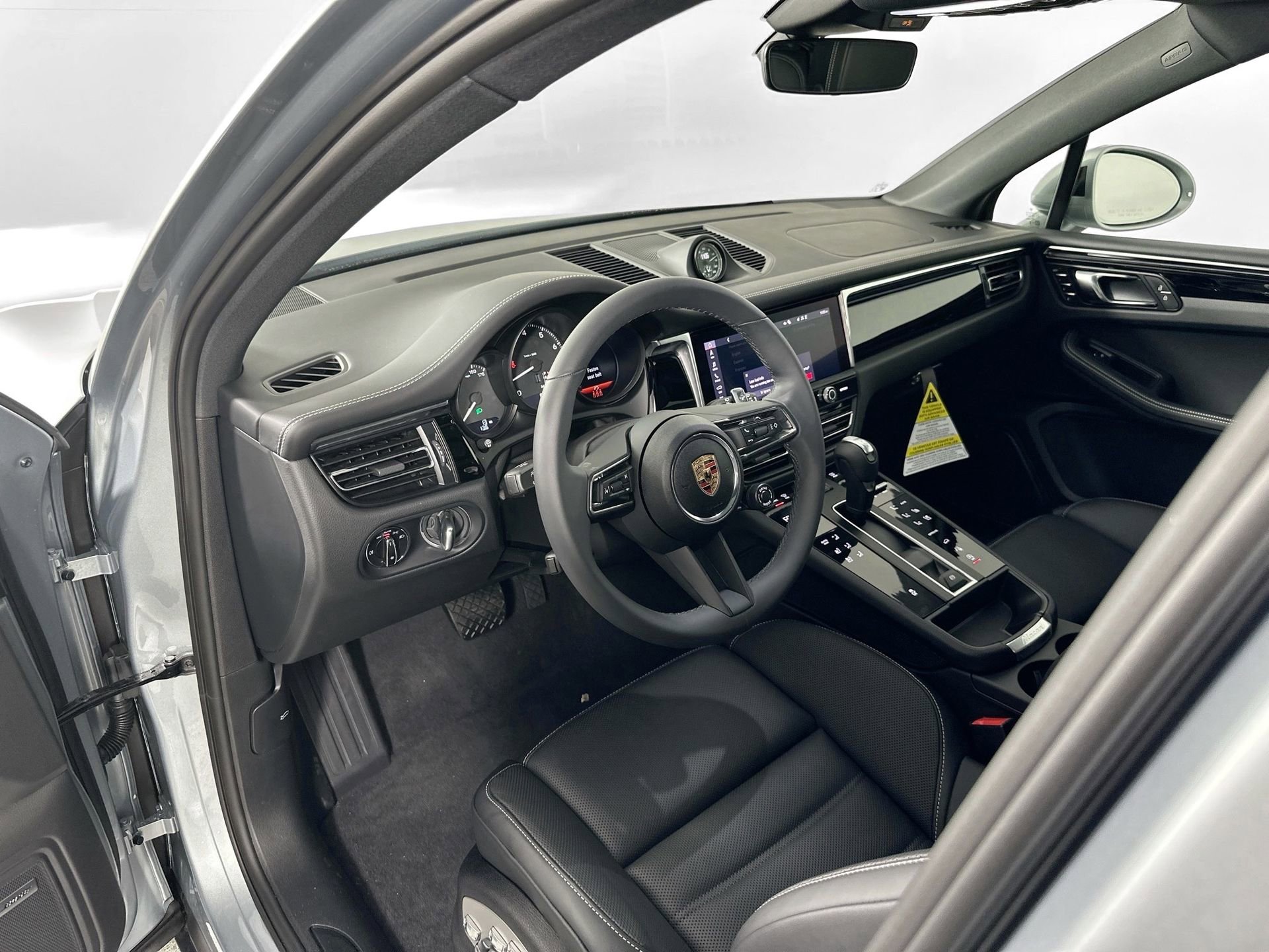 Certified 2025 Porsche Macan image 4
