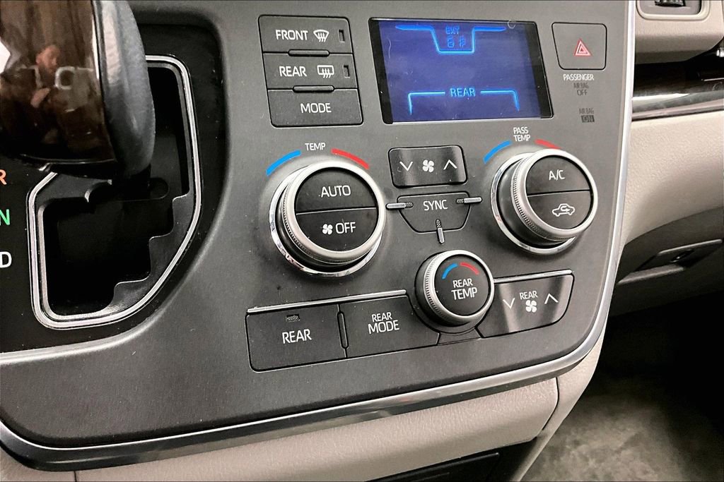 Used 2019 Toyota Sienna XLE w/ XLE Navigation Package FWD image 24