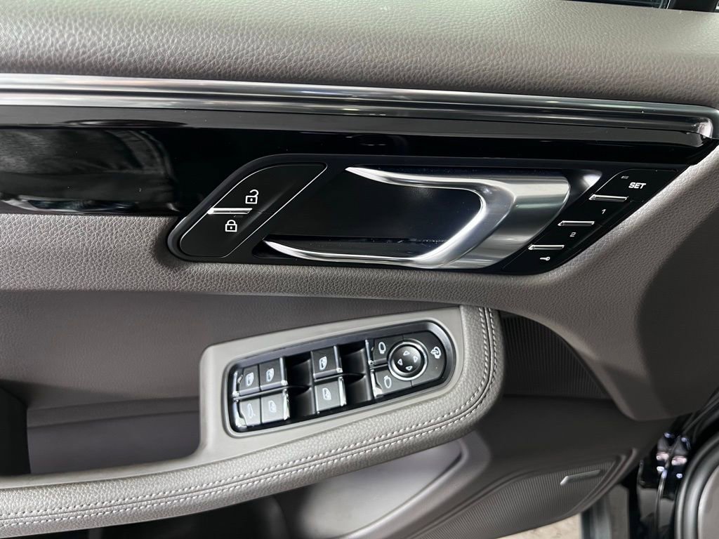 Certified 2025 Porsche Macan image 30
