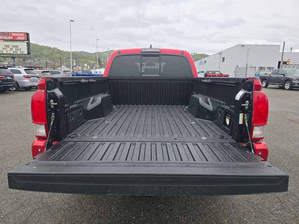 Used 2016 Toyota Tacoma TRD Off-Road w/ Premium & Technology Package image 19