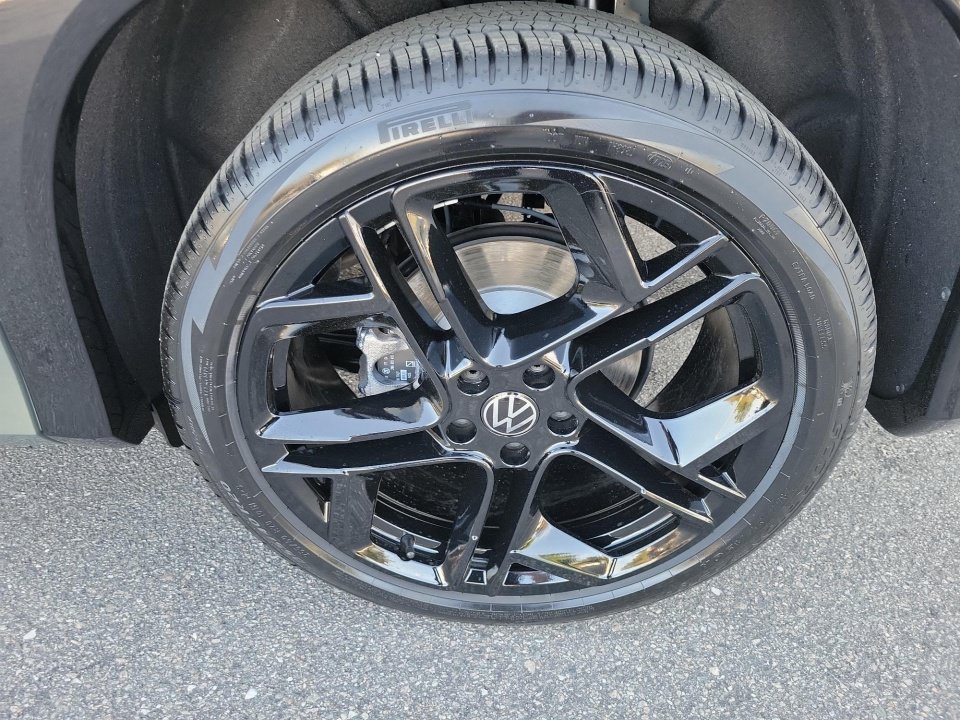 New 2026 Volkswagen Tiguan SE R-Line FWD image 23