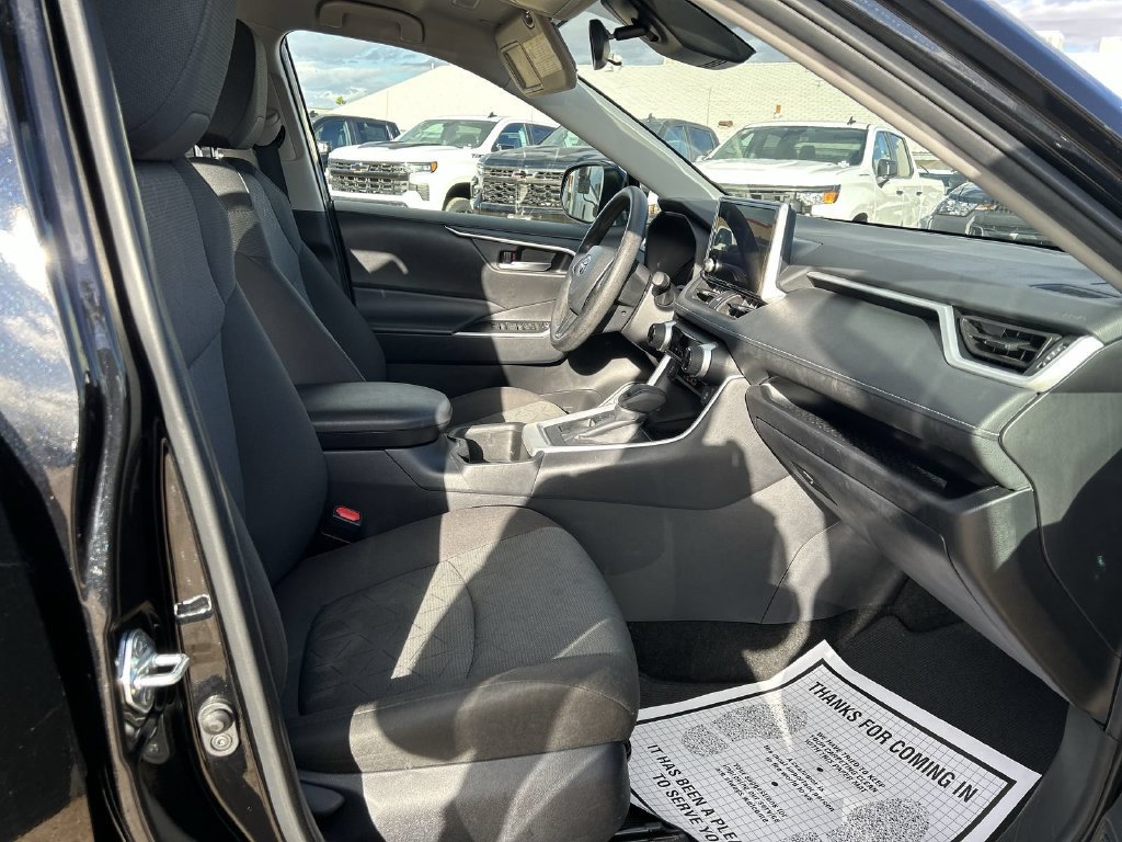Used 2025 Toyota RAV4 XLE FWD image 32