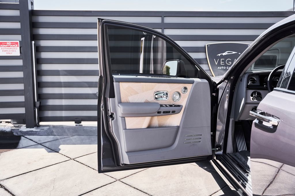 Used 2025 Rolls-Royce Phantom Sedan RWD image 34