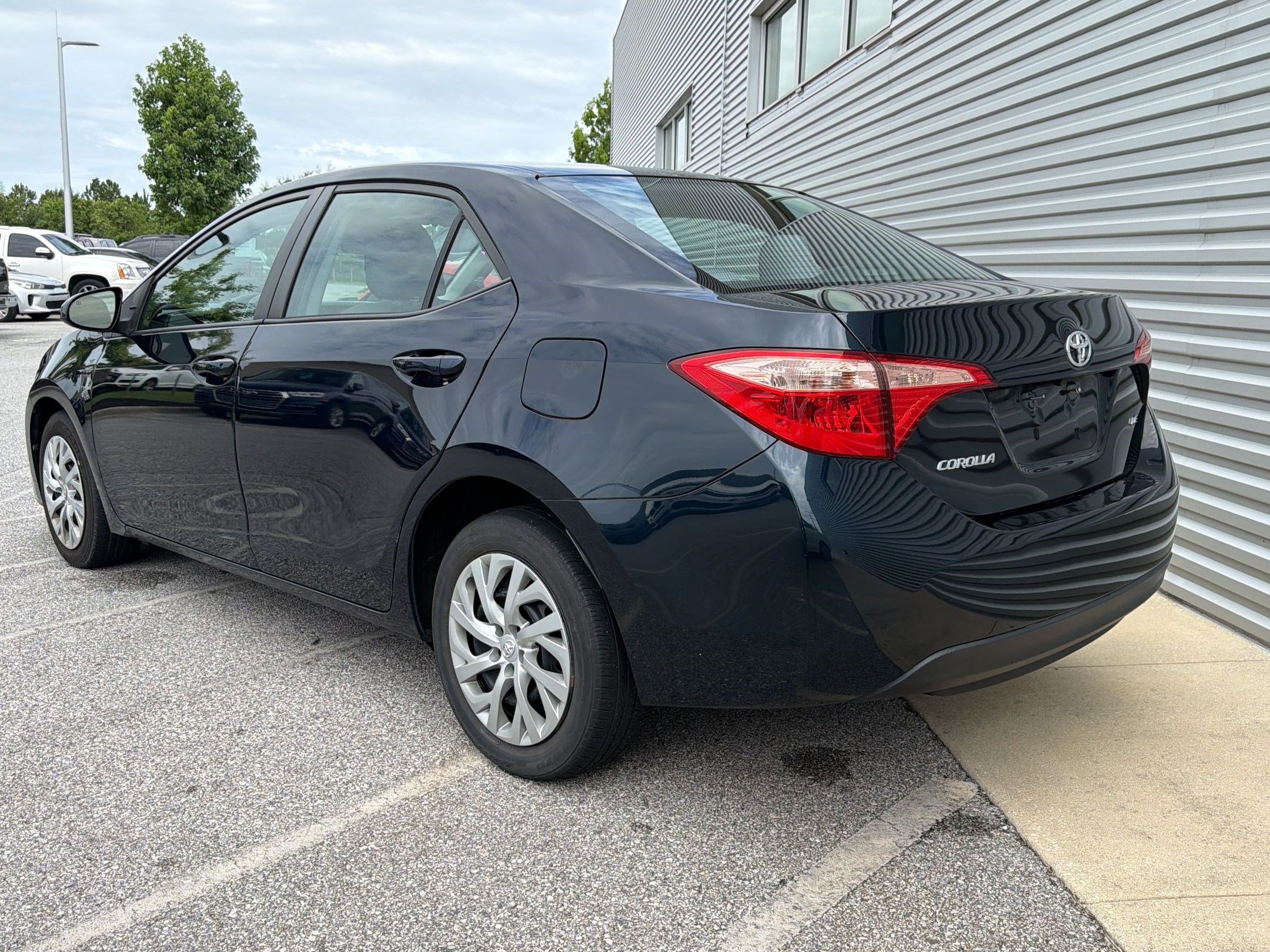 Used 2019 Toyota Corolla LE FWD image 2