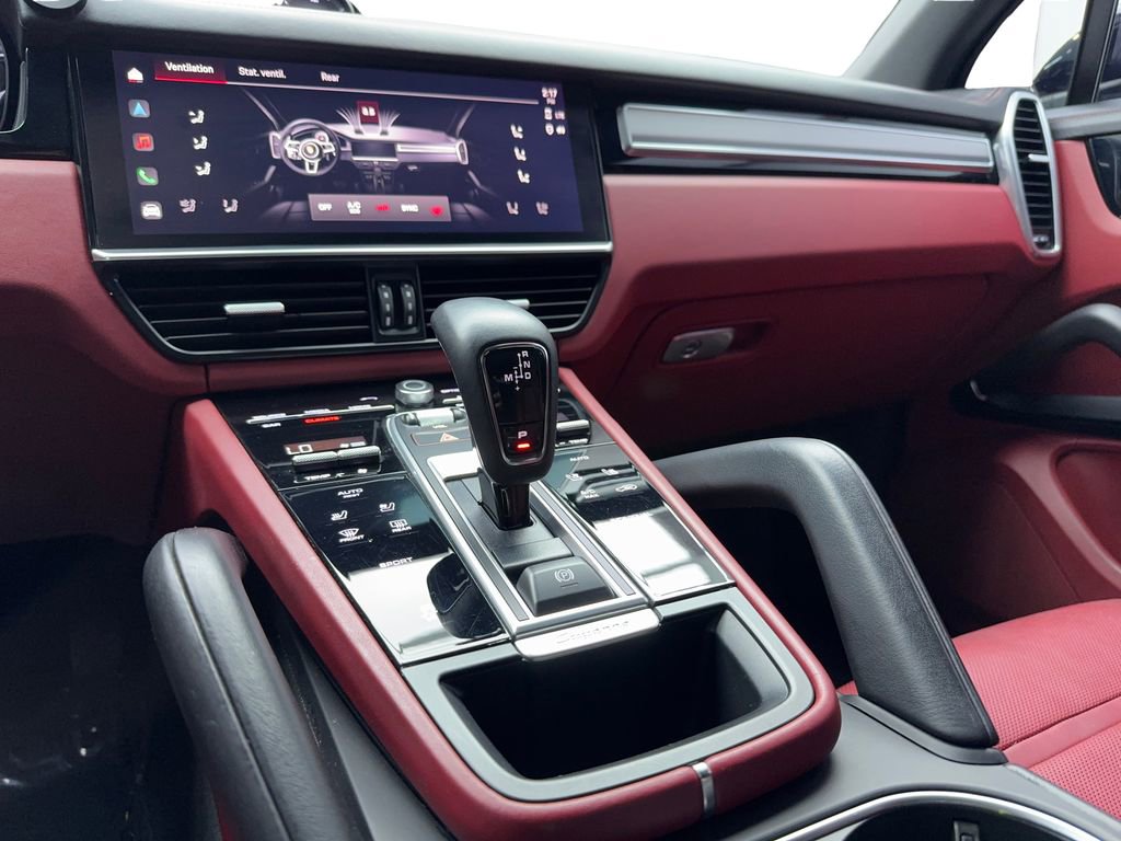 Used 2023 Porsche Cayenne Platinum Edition image 31