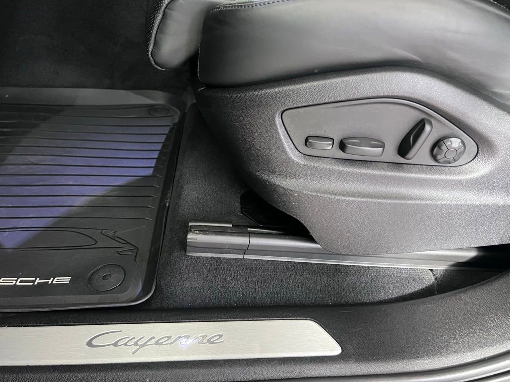 Certified 2023 Porsche Cayenne Platinum Edition image 29