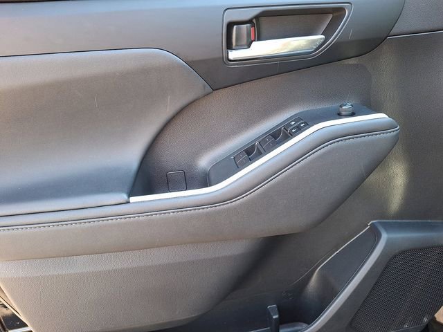 Used 2022 Toyota Highlander XLE AWD/4WD image 12