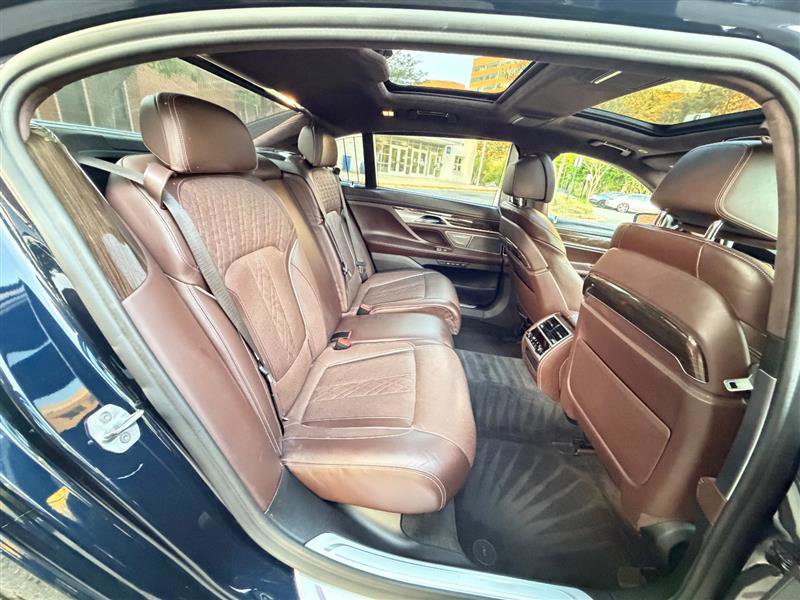 Used 2019 BMW 750i xDrive w/ Luxury Rear Seating Package AWD/4WD image 26