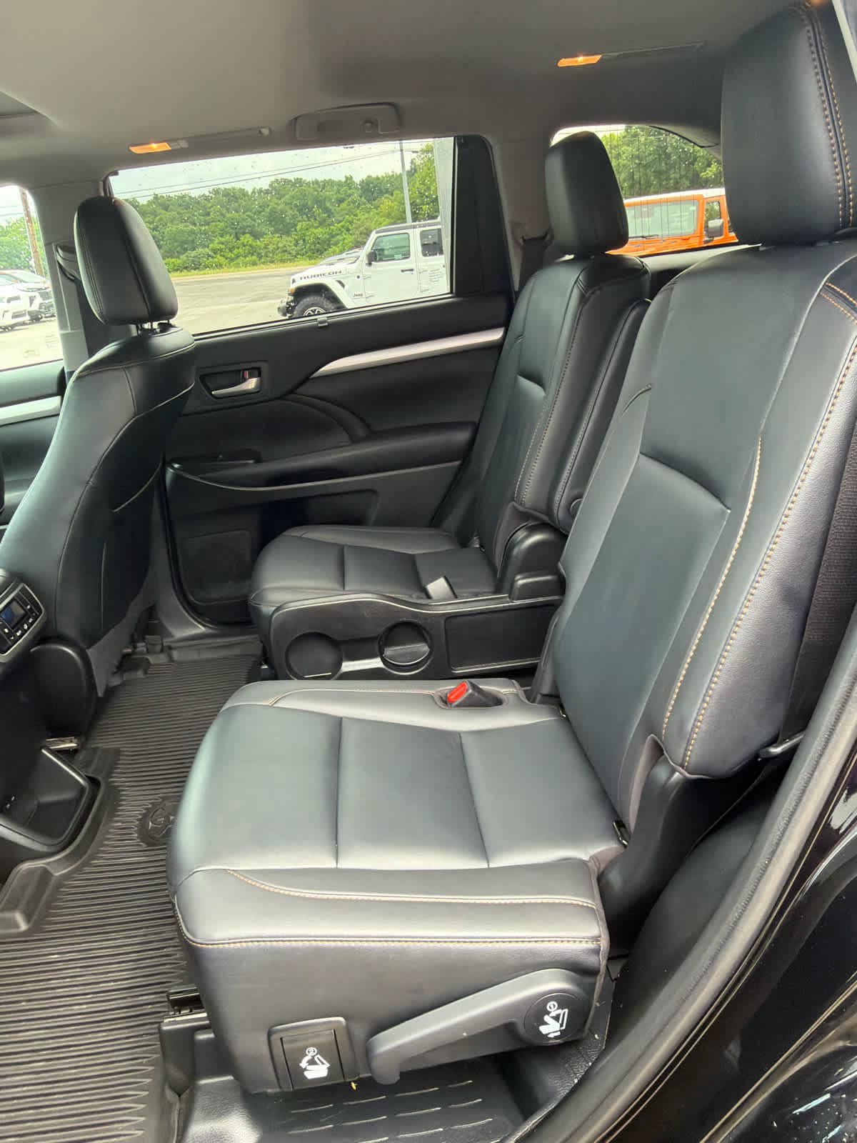 Used 2019 Toyota Highlander XLE AWD/4WD image 12