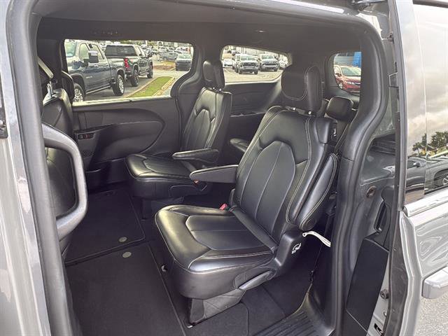 Used 2025 Chrysler Pacifica Select FWD image 17
