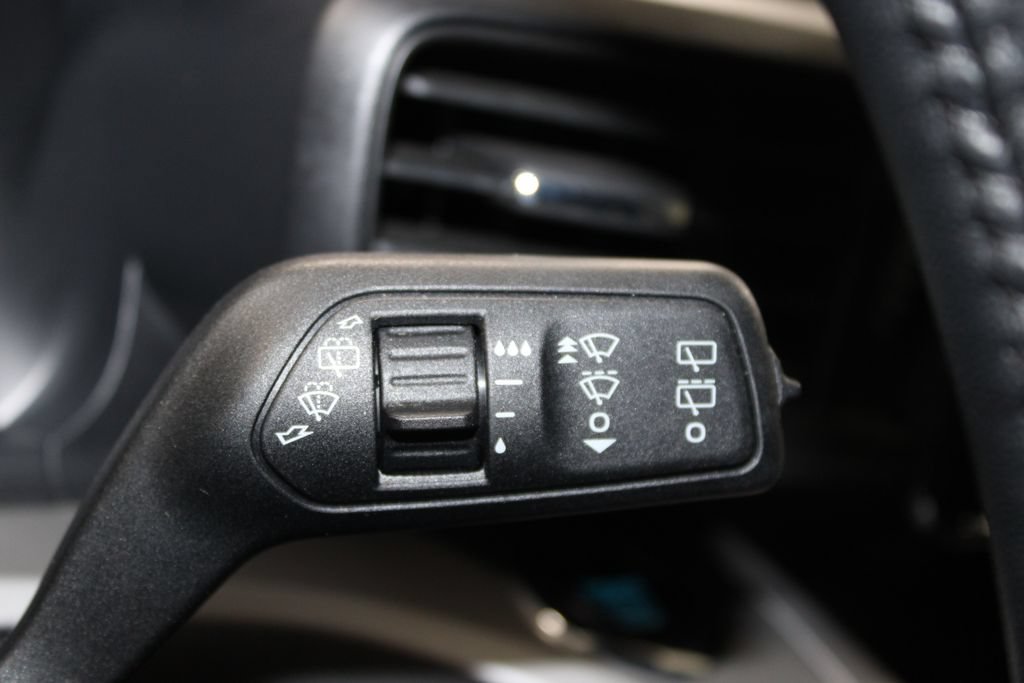Used 2023 Ford Explorer XLT AWD/4WD image 40