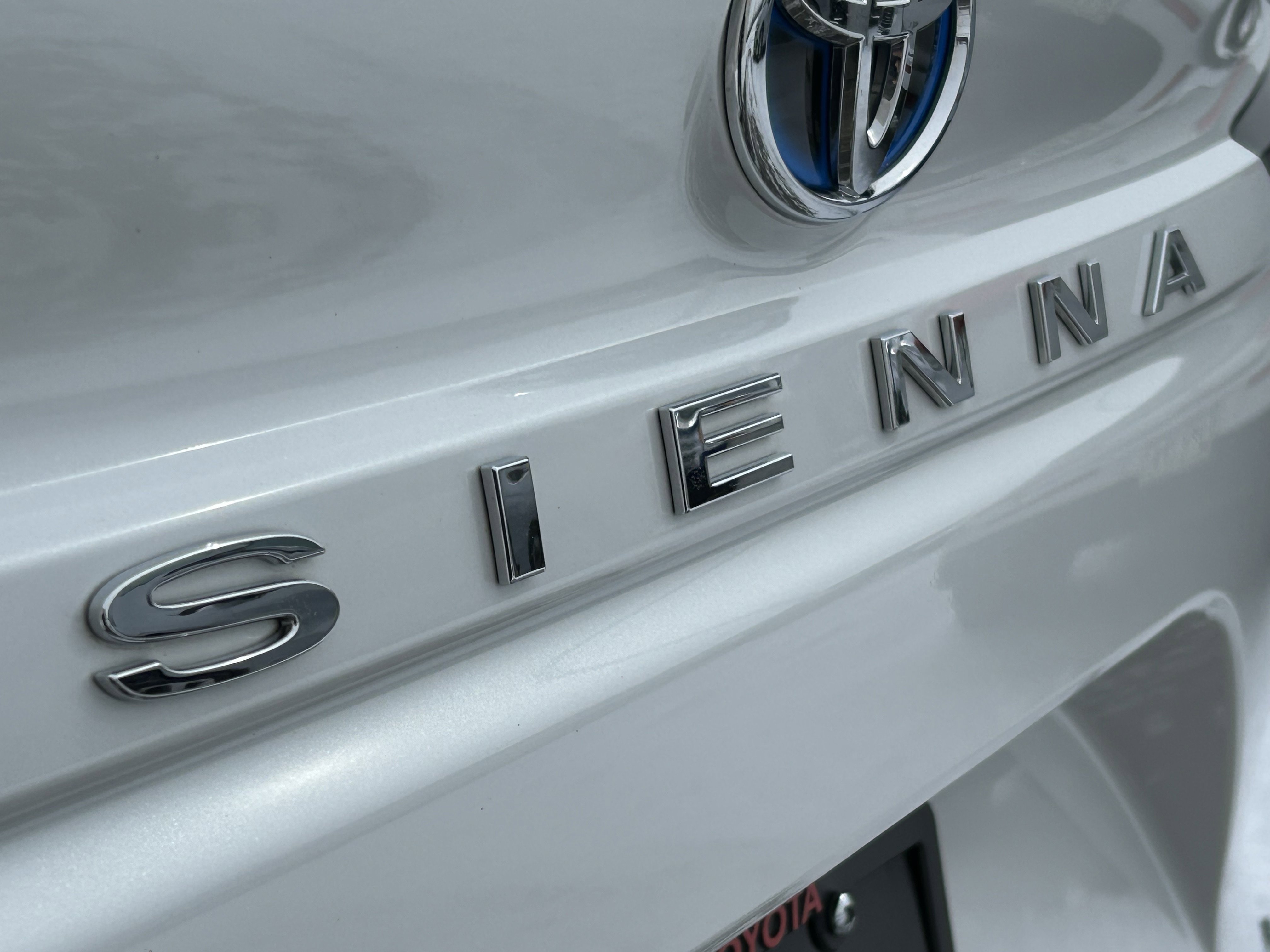 Used 2025 Toyota Sienna Limited image 8