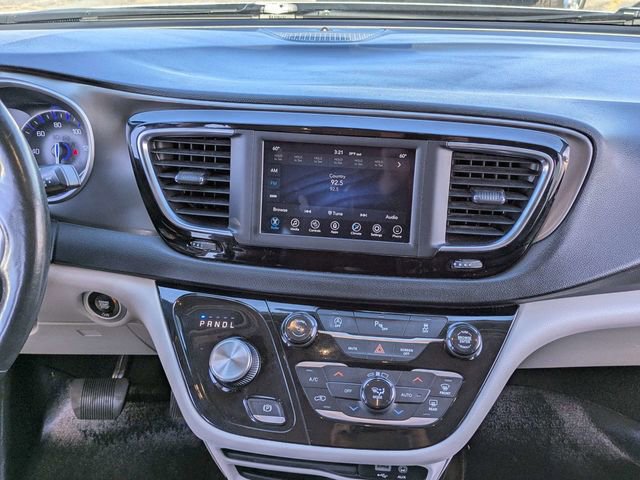 Used 2020 Chrysler Pacifica Touring-L w/ Tire & Wheel Group image 21