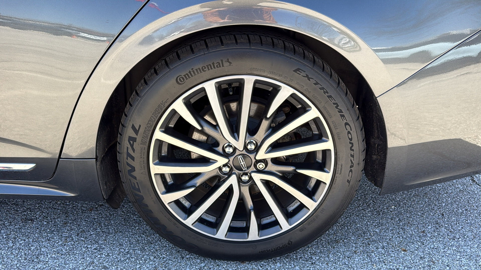 Used 2017 Lincoln Continental Select w/ Climate Package AWD/4WD image 32