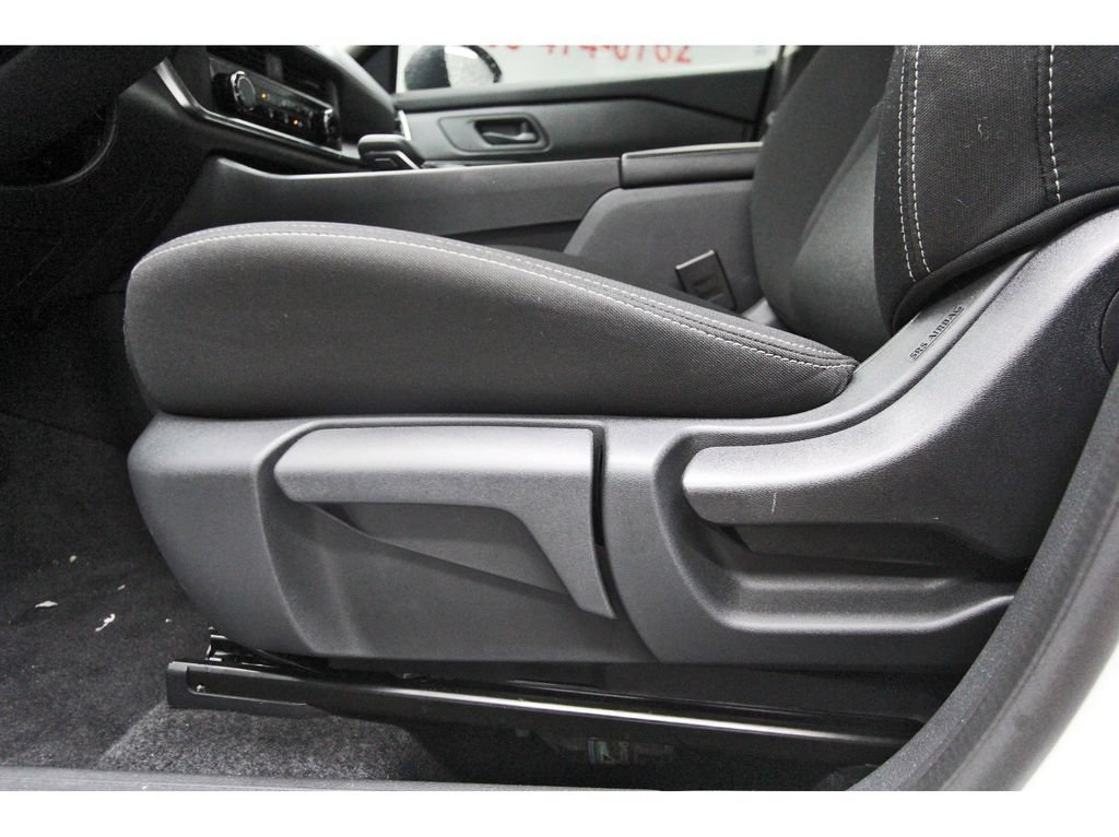Used 2025 Nissan Rogue S FWD image 26