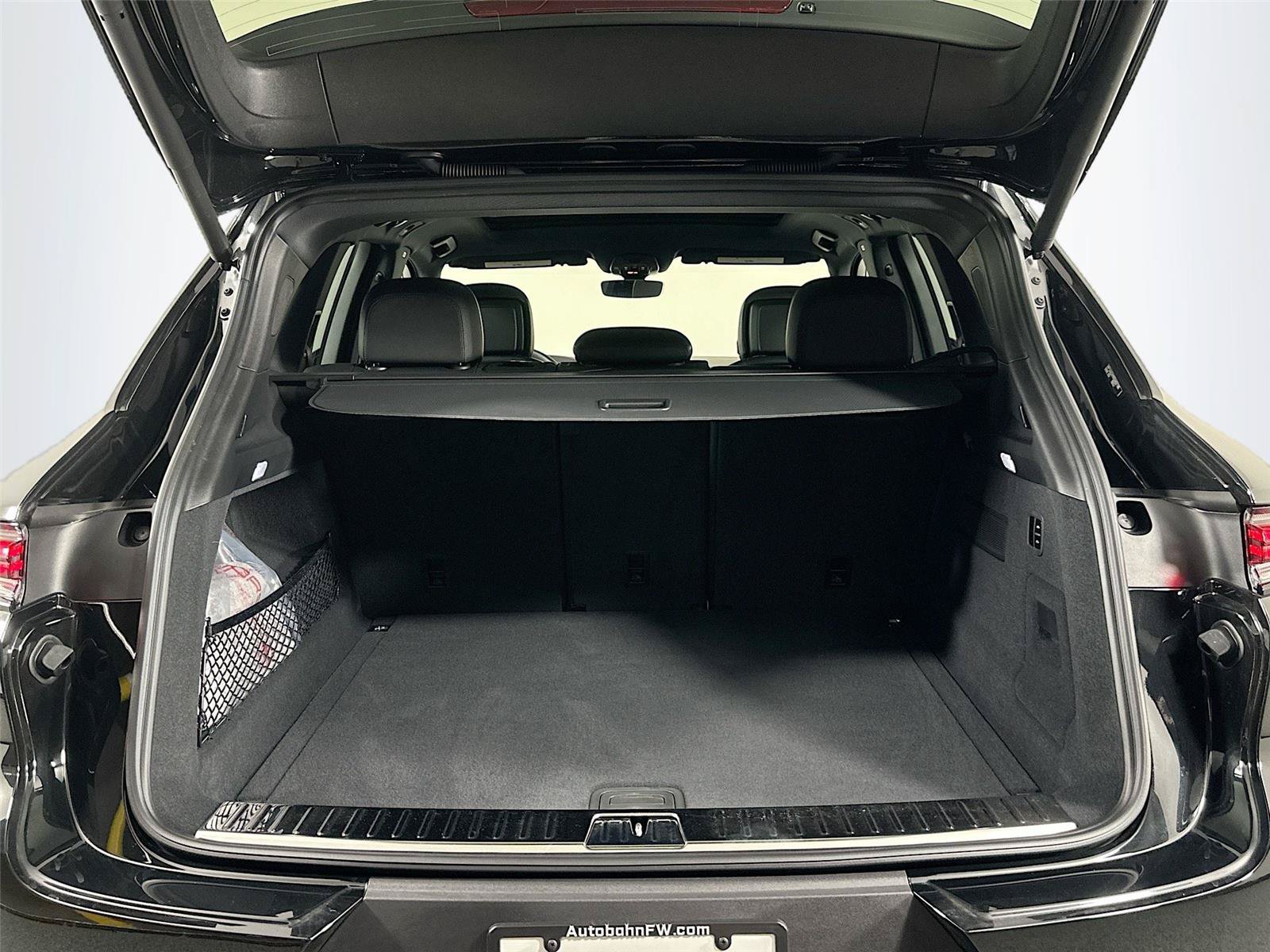 Certified 2025 Porsche Cayenne AWD/4WD image 38