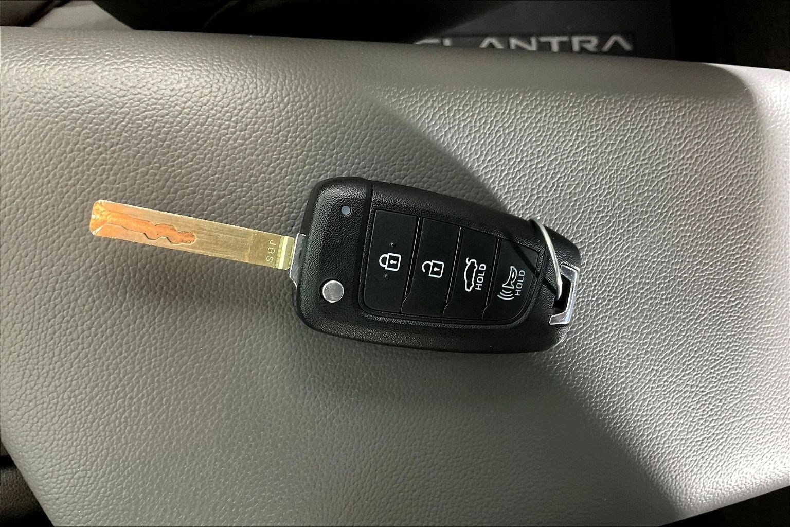 Used 2025 Hyundai Elantra SE image 32