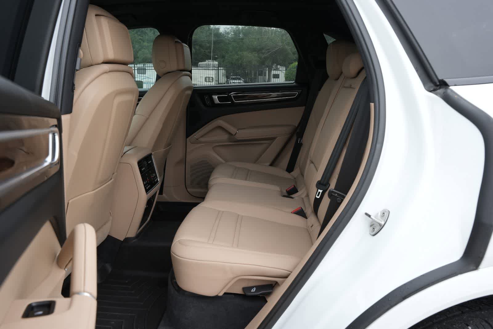 Used 2023 Porsche Cayenne Platinum Edition AWD/4WD image 18