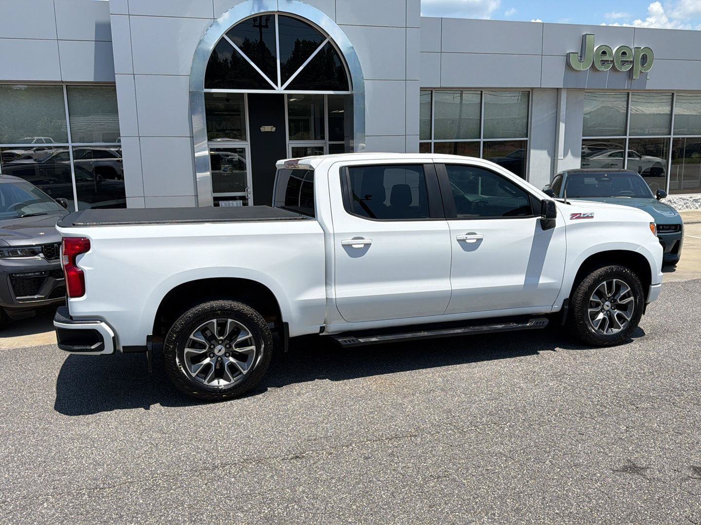 Used 2022 Chevrolet Silverado 1500 RST AWD/4WD image 3