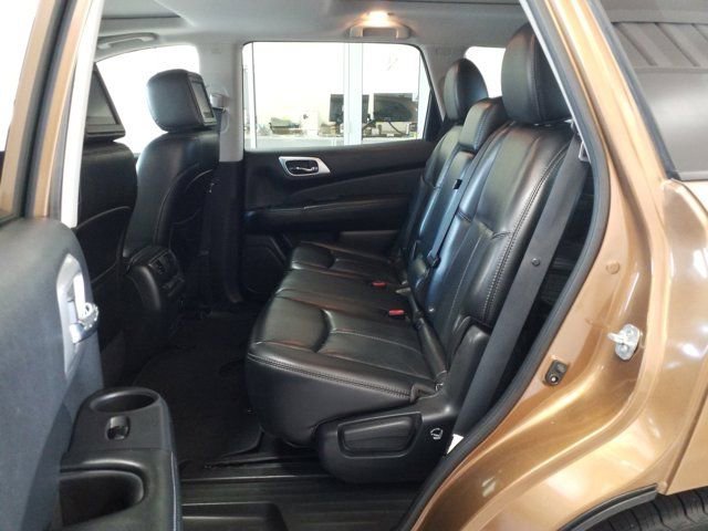 Used 2017 Nissan Pathfinder Platinum w/ Family Entertainment Package AWD/4WD image 13