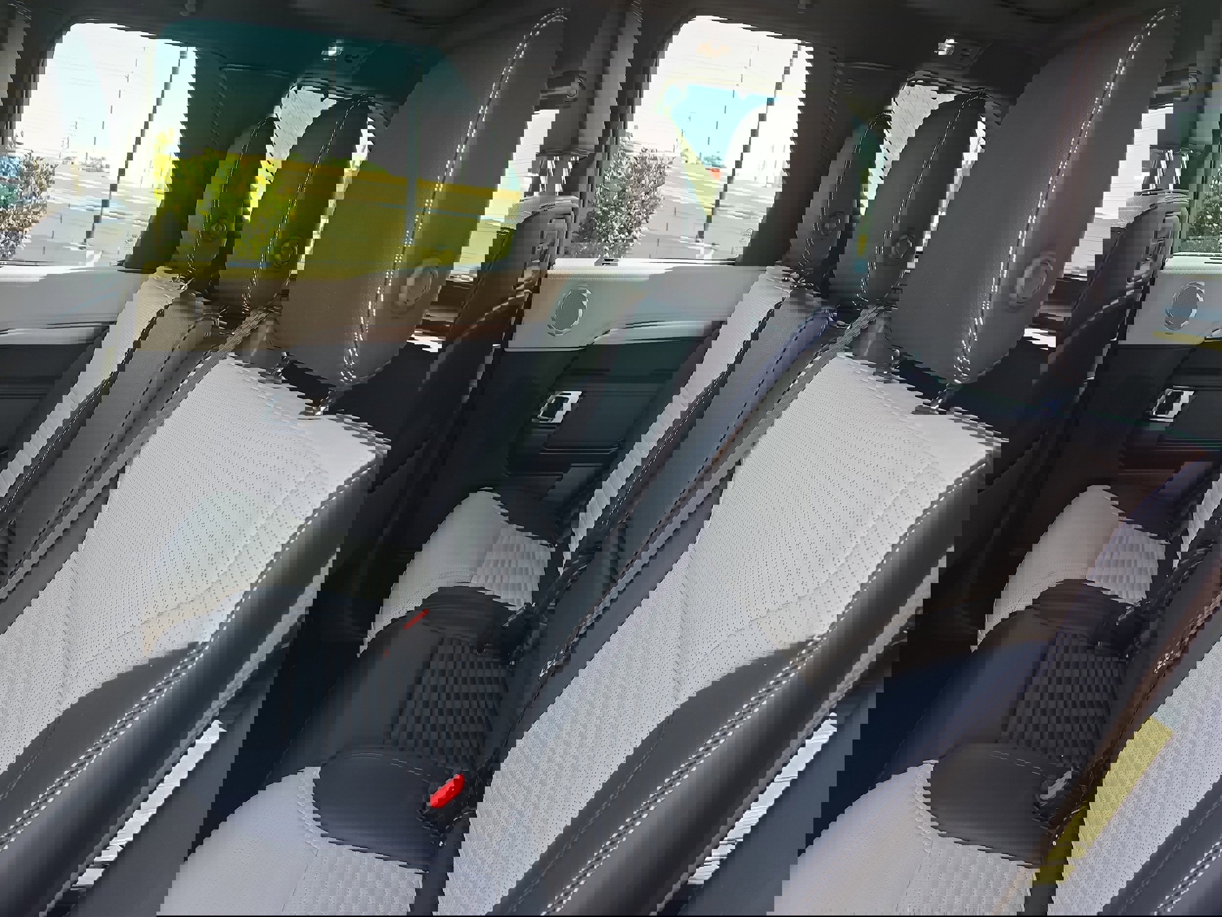 Used 2023 Land Rover Discovery S R-Dynamic image 14