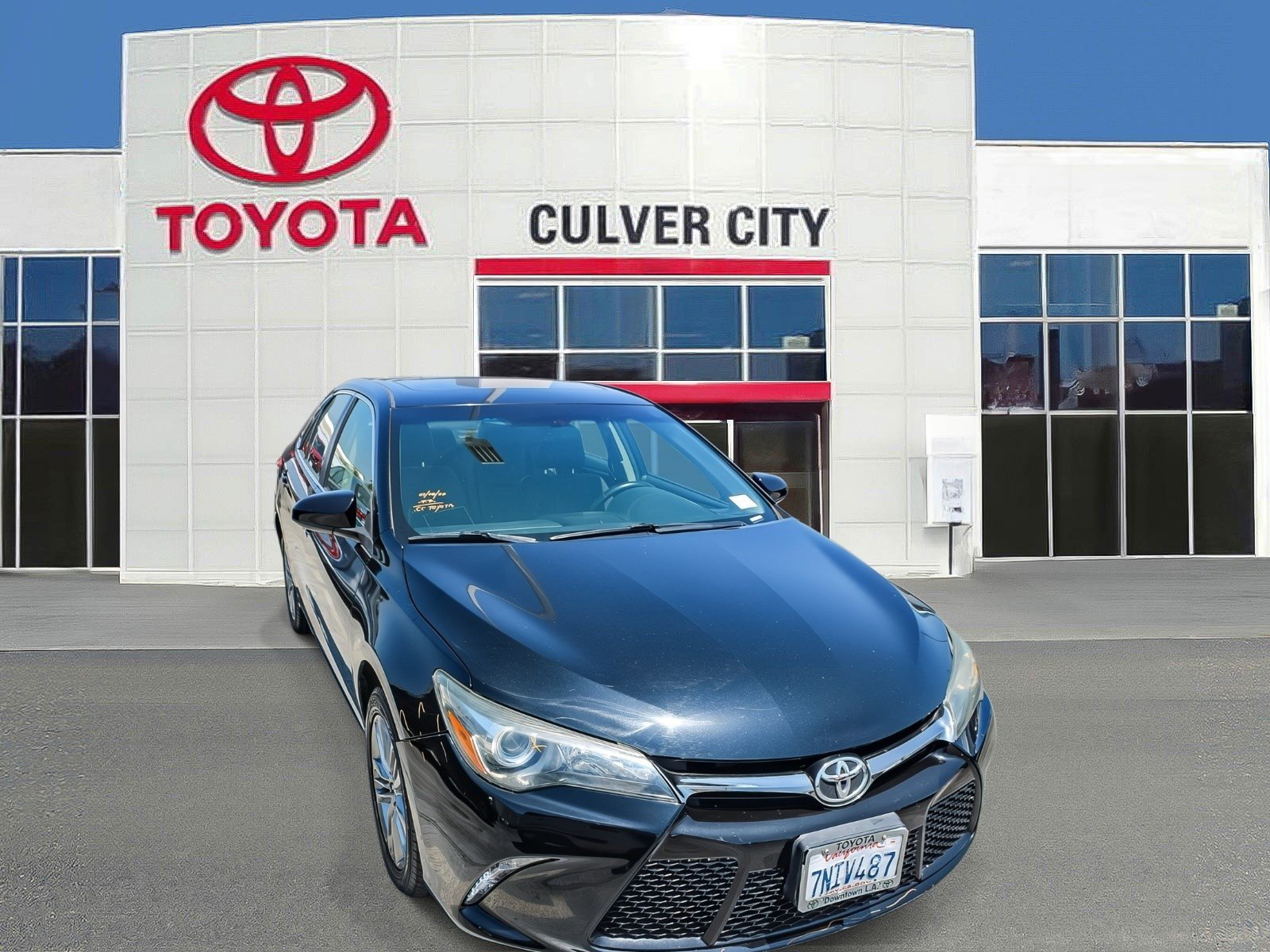 Used 2016 Toyota Camry SE w/ Moonroof Package FWD image 1