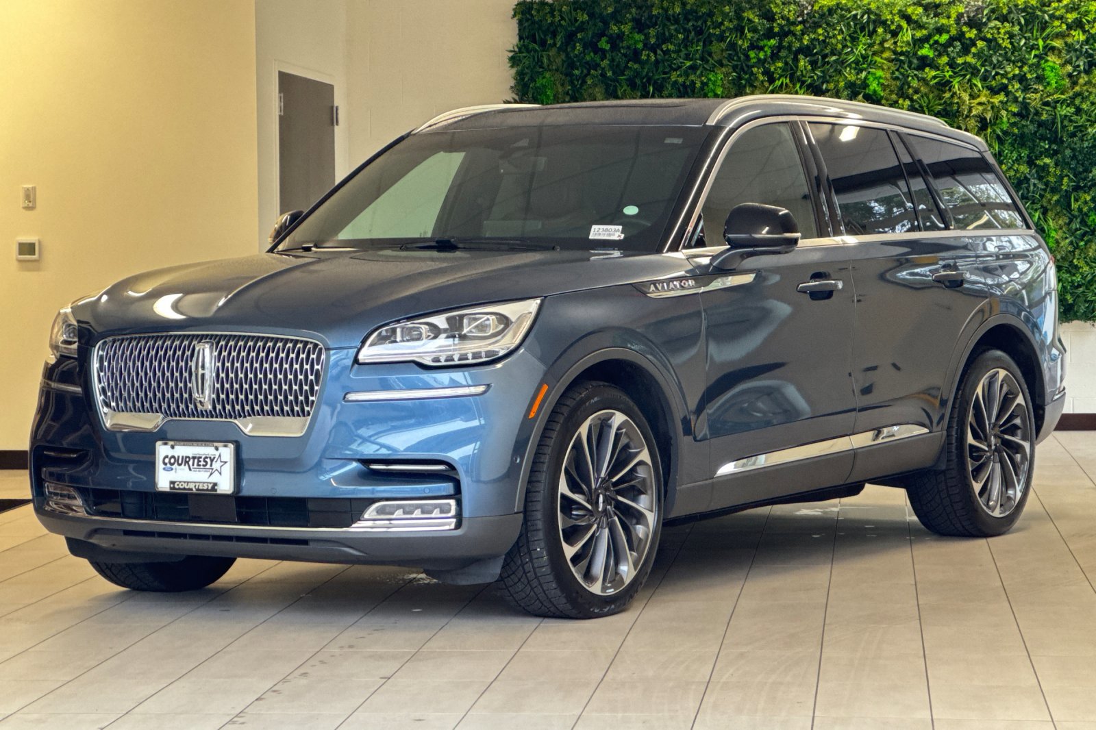 Used 2020 Lincoln Aviator Reserve w/ Equipment Group 202A image 8