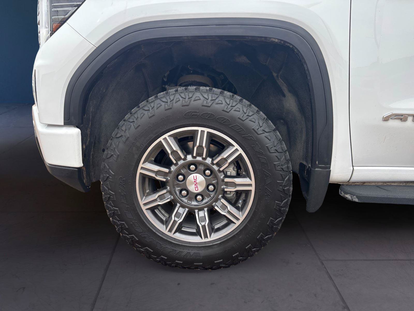 Used 2024 GMC Sierra 1500 AT4 w/ Technology Package AWD/4WD image 14