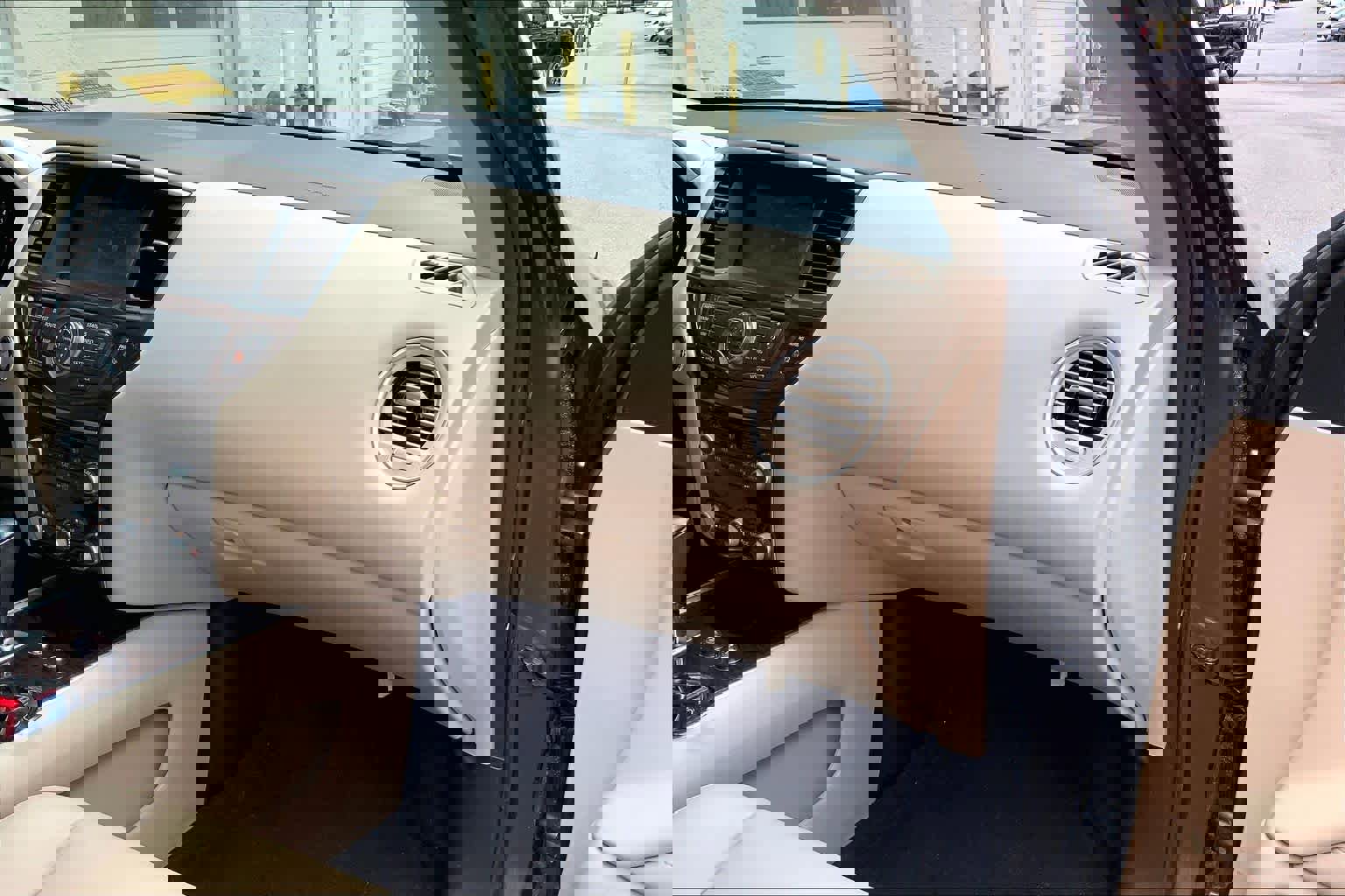 Used 2016 Nissan Pathfinder Platinum w/ Cargo Package image 18