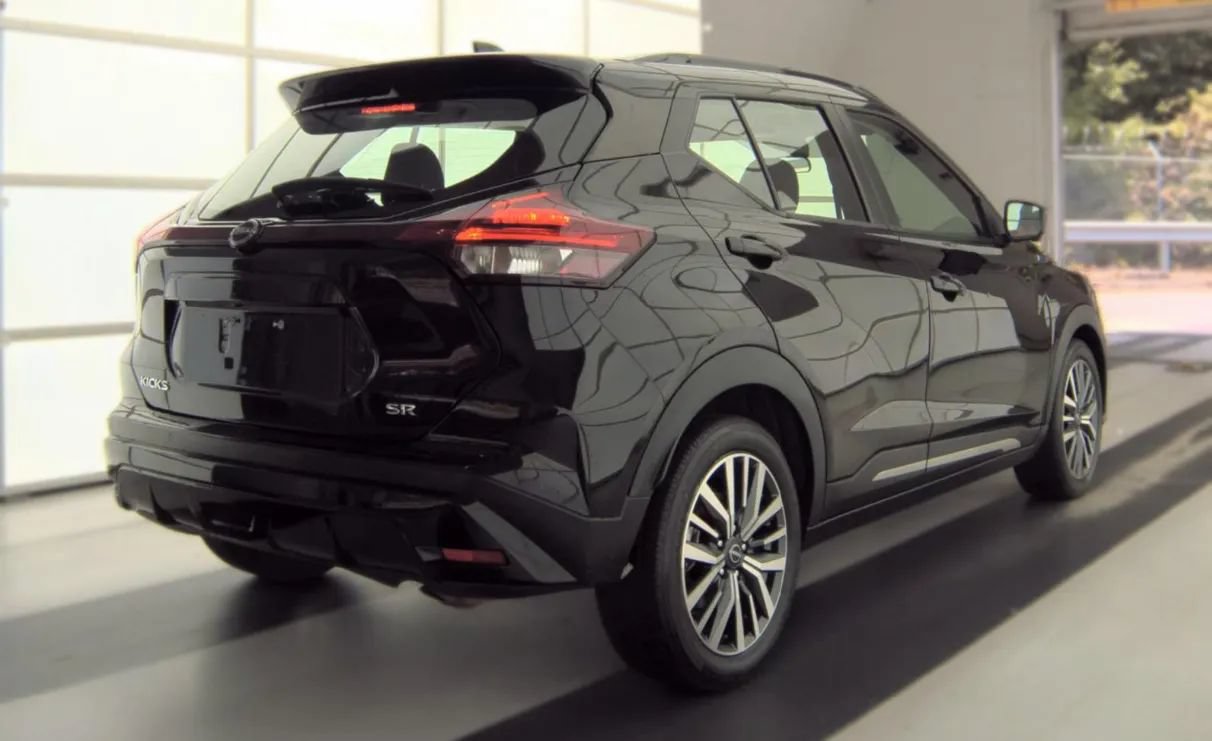 Used 2024 Nissan Kicks SR FWD image 3