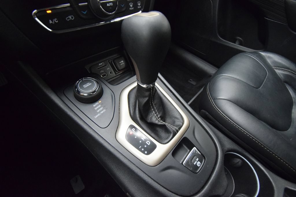 Used 2017 Jeep Cherokee Limited AWD/4WD image 22