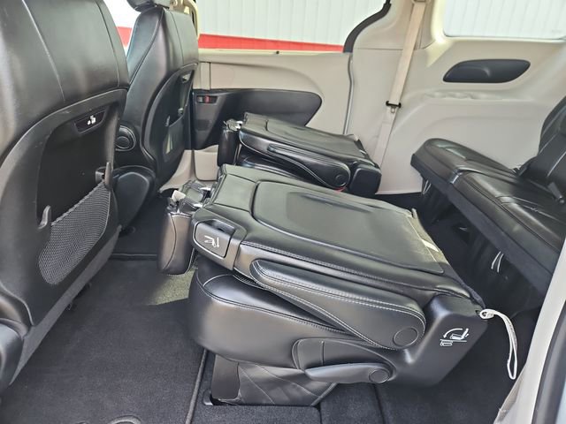 Used 2023 Chrysler Pacifica Touring-L FWD image 38