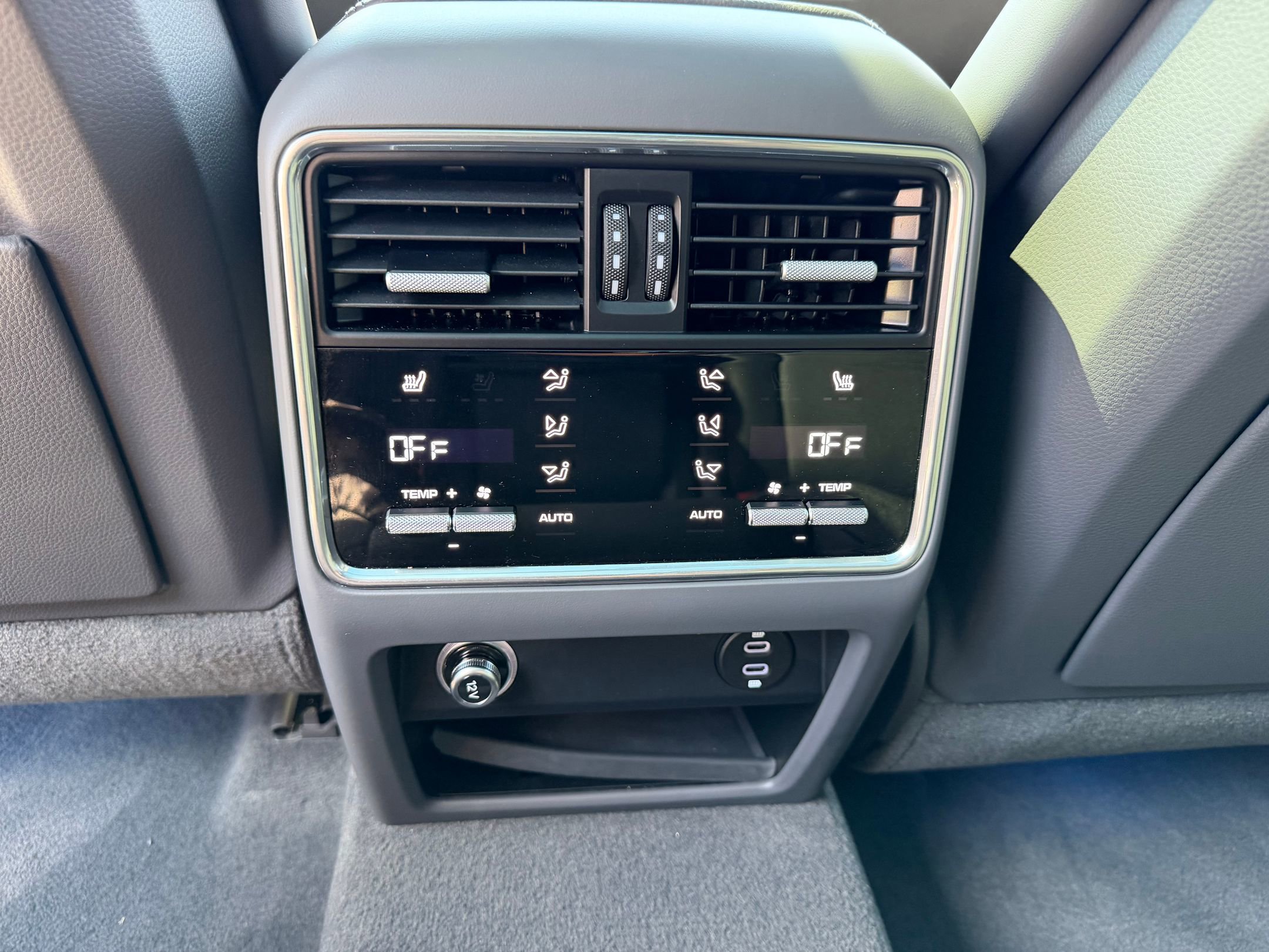 Certified 2023 Porsche Cayenne Platinum Edition image 23