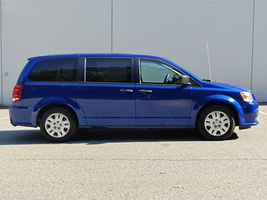 Used 2019 Dodge Grand Caravan SE w/ UConnect Hands-Free Group FWD image 2