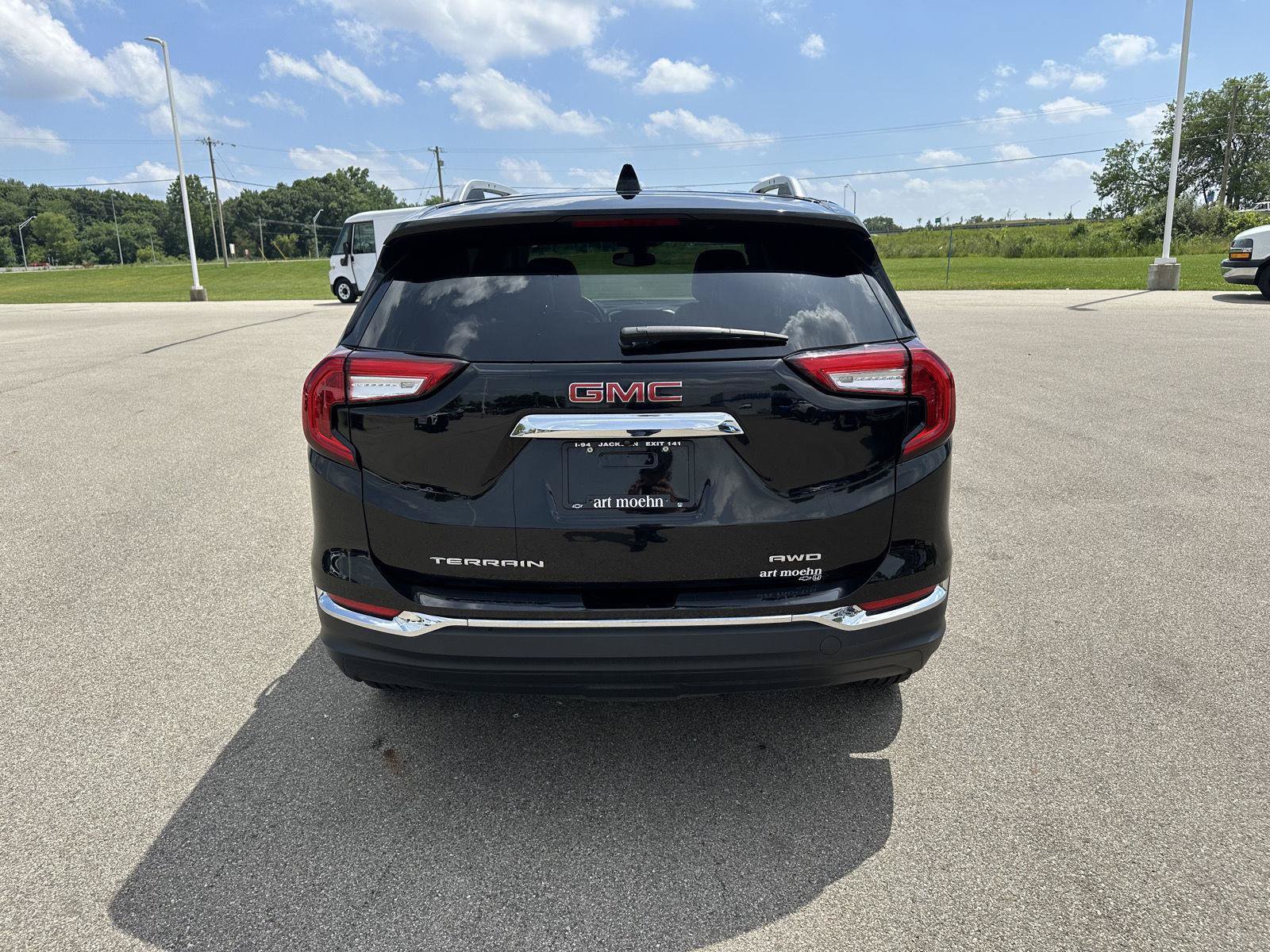 Used 2024 GMC Terrain SLT AWD/4WD image 3