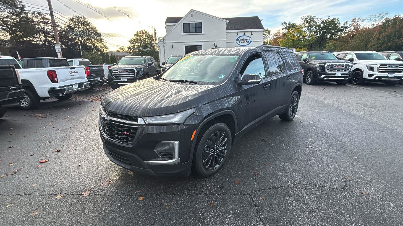 Used 2024 Chevrolet Traverse RS image 3