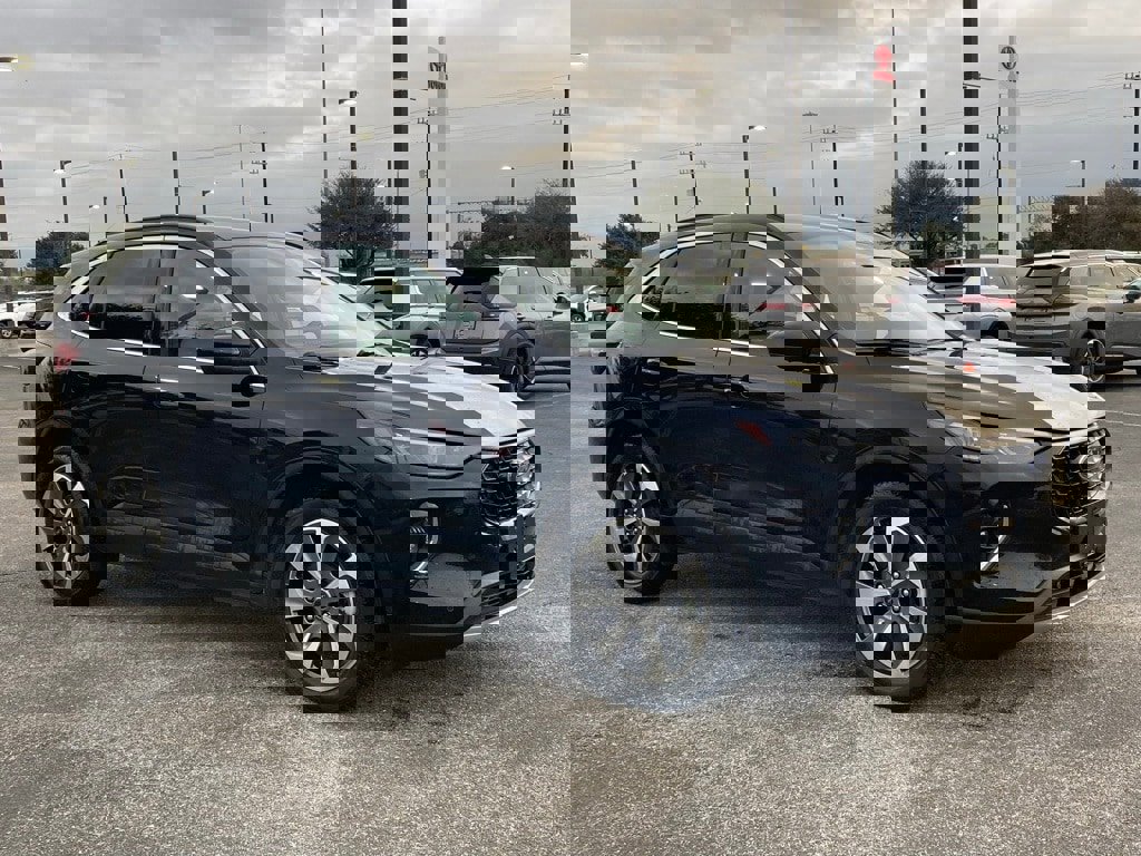 Used 2023 Ford Escape Platinum image 3