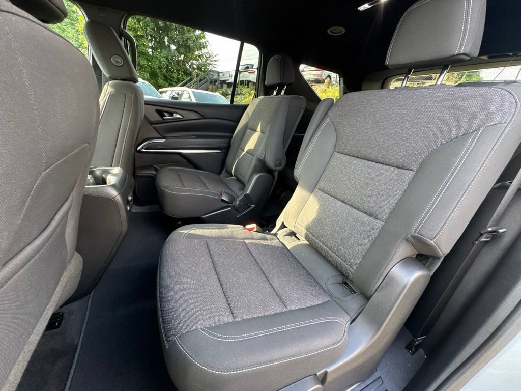 Used 2024 Chevrolet Traverse LT w/ LPO, Floor Liner Package FWD image 18