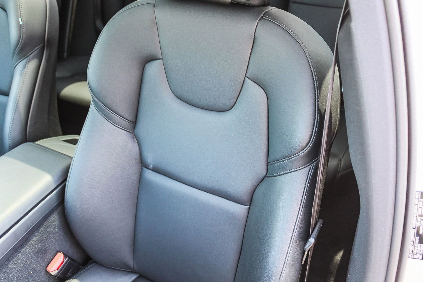 Used 2025 Volvo XC60 B5 Core AWD/4WD image 25