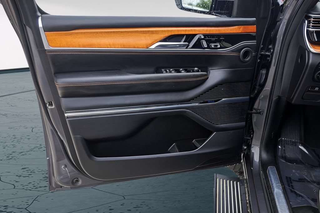 Used 2022 Jeep Grand Wagoneer Series III w/ Flexible Seating Group AWD/4WD image 28