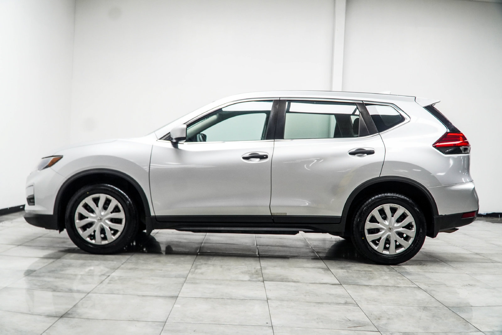 Used 2017 Nissan Rogue S FWD image 11
