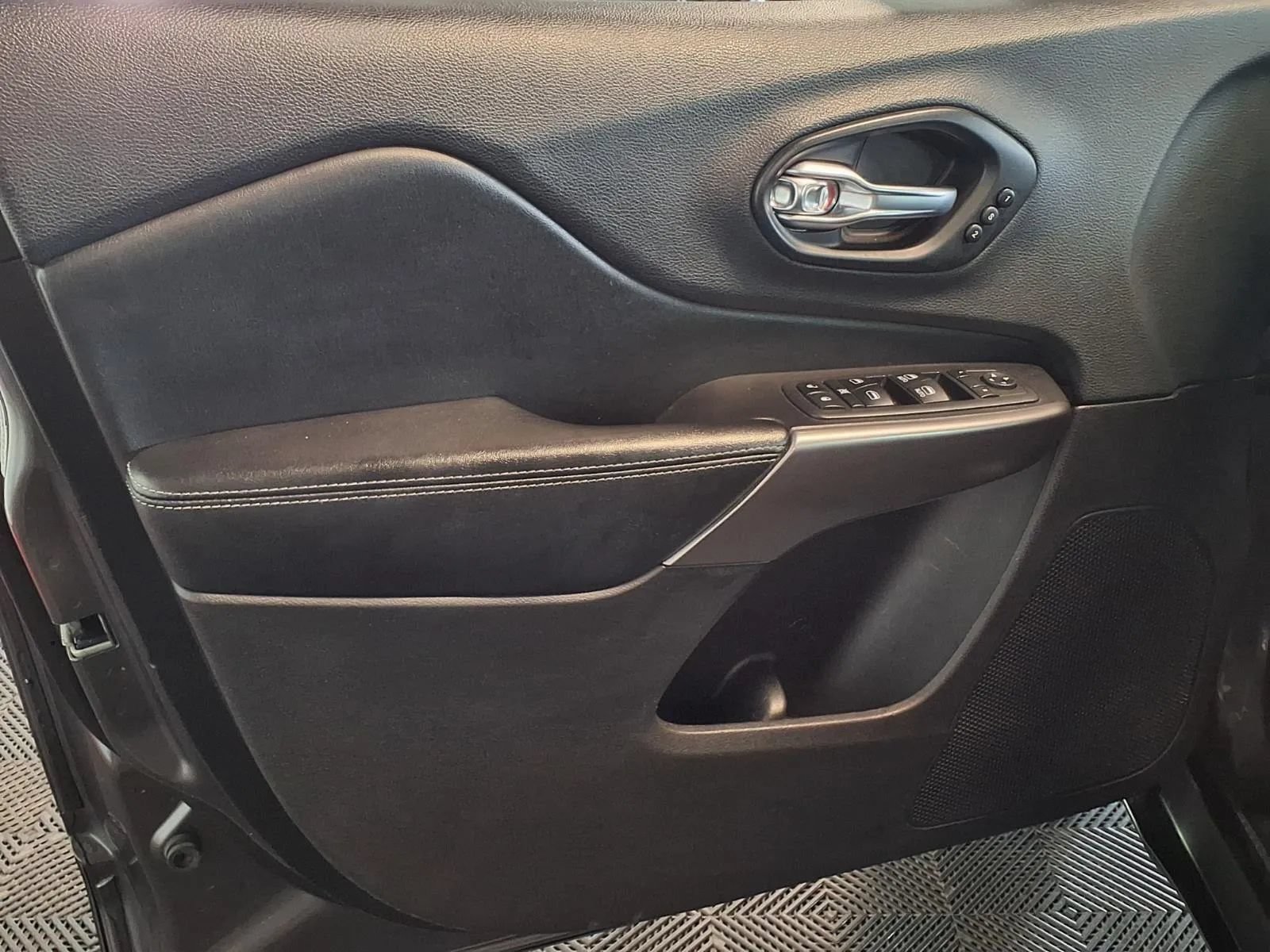 Used 2019 Jeep Cherokee Limited AWD/4WD image 17