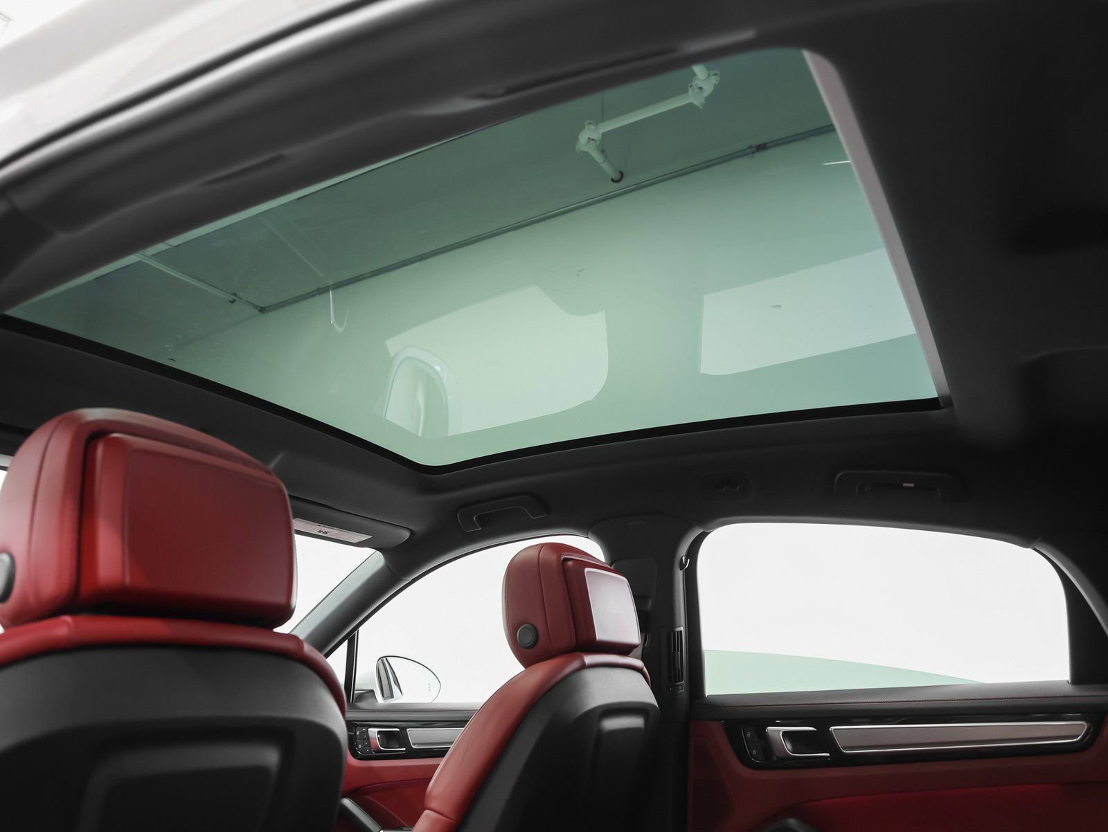 Used 2022 Porsche Cayenne Platinum Edition image 45