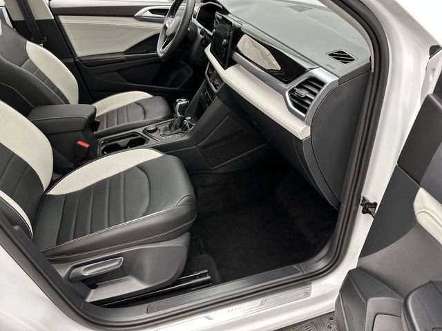 Certified 2025 Volkswagen Taos SEL image 26