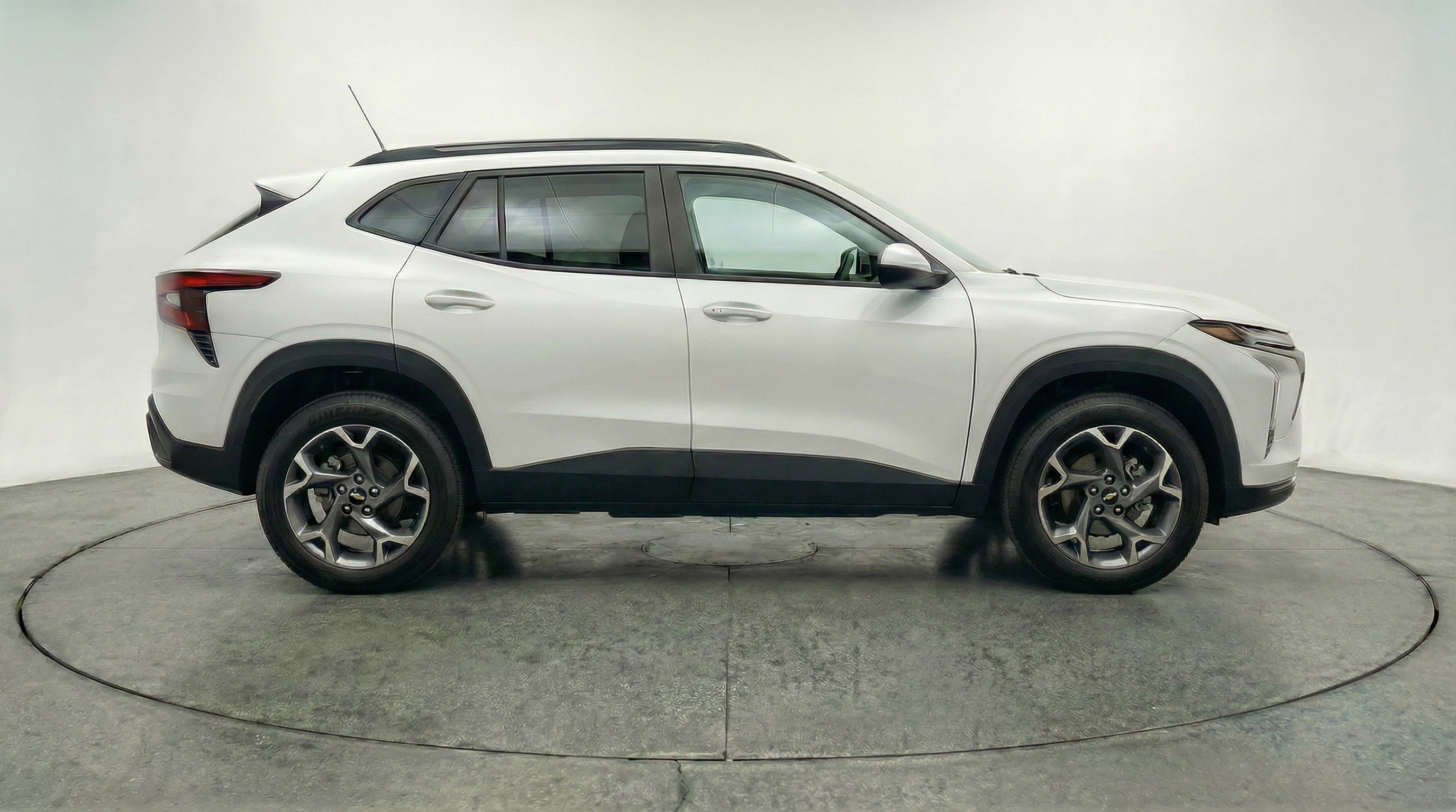 Used 2025 Chevrolet Trax LT image 11