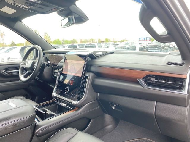 Used 2025 GMC Yukon XL Denali AWD/4WD image 29